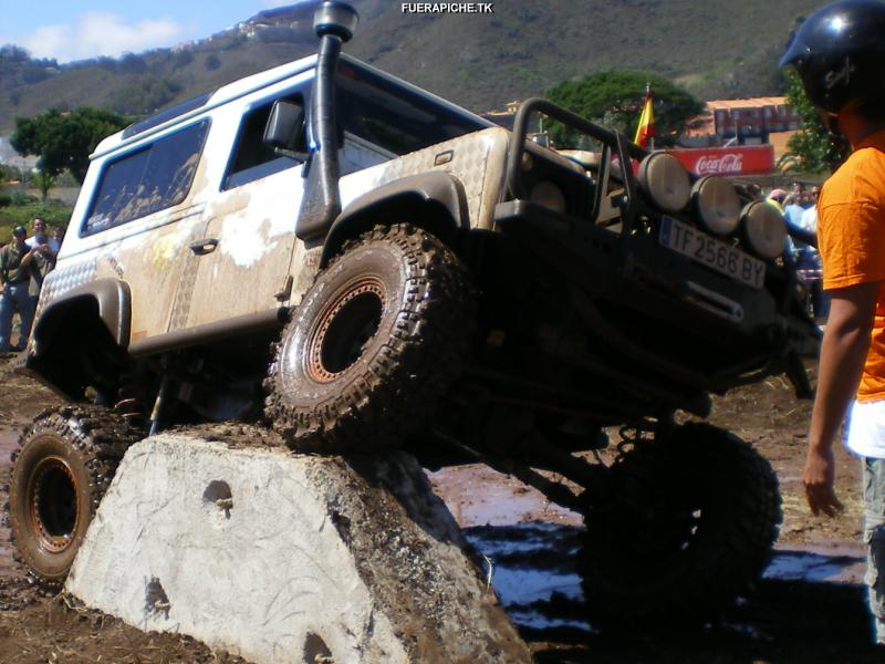 Land Rover Defender trial 4x4